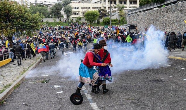 Manifestantes entram em confronto com a polícia nos arredores do Parque Arbolito, em Quito, em 23/06/2022.