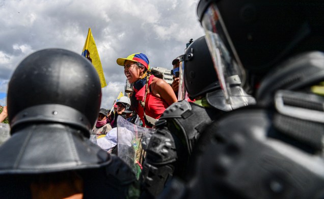 Manifestantes tentam entrar na Assembleia Nacional em Quito no Equador, em 23/06/2022.