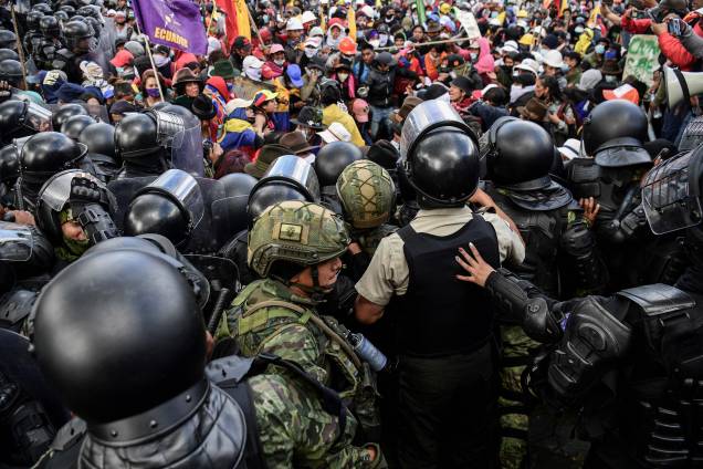 Manifestantes tentam entrar na Assembleia Nacional em Quito em 23/06/2022.