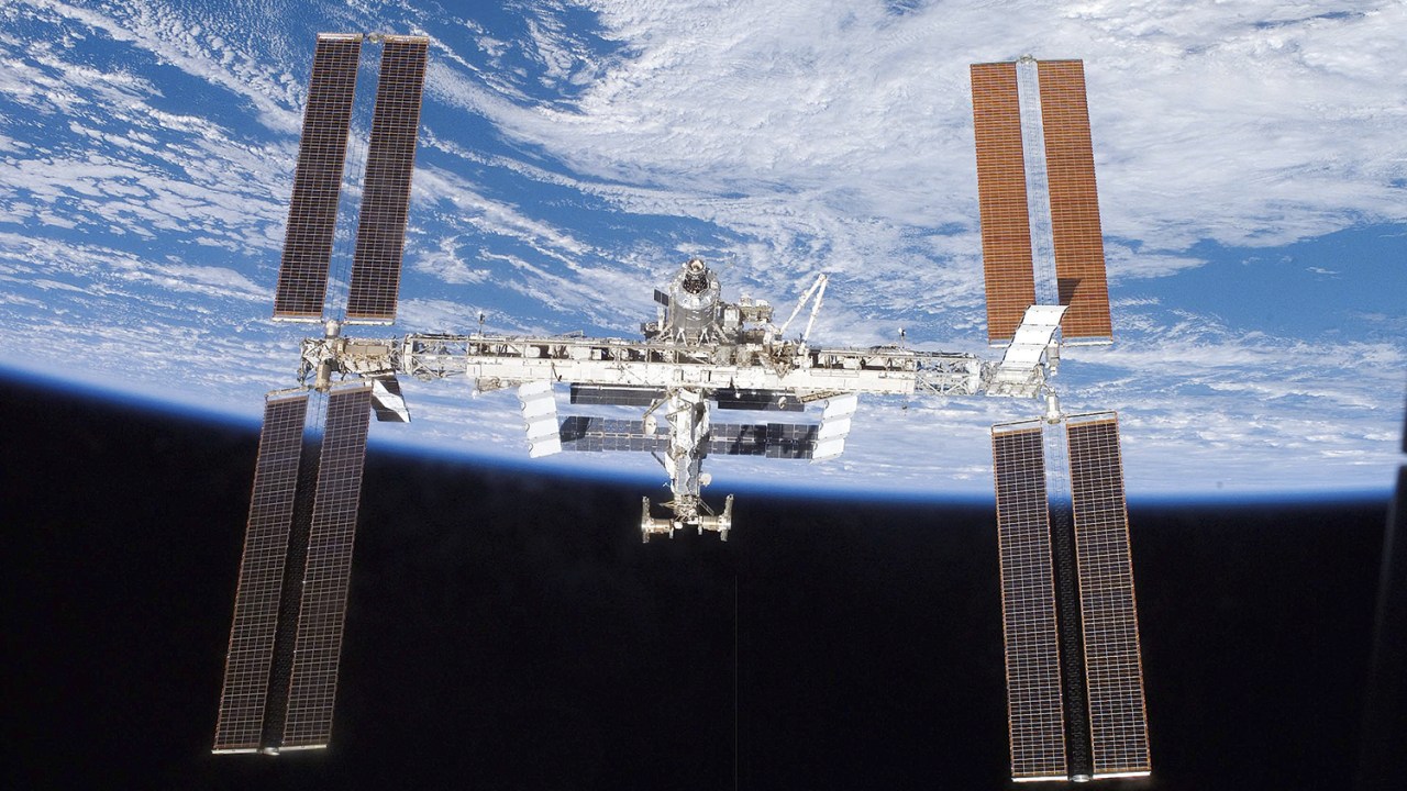 TROMBADA - Estação Espacial: detritos cósmicos ameaçam os astronautas -