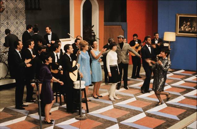 Elis Regina, cantando, com Paulinho Nogueira, Nara Leão, Wilson Simonal e Jair Rodrigues, no programa "Fino da Bossa", da Rede Record, 1967.