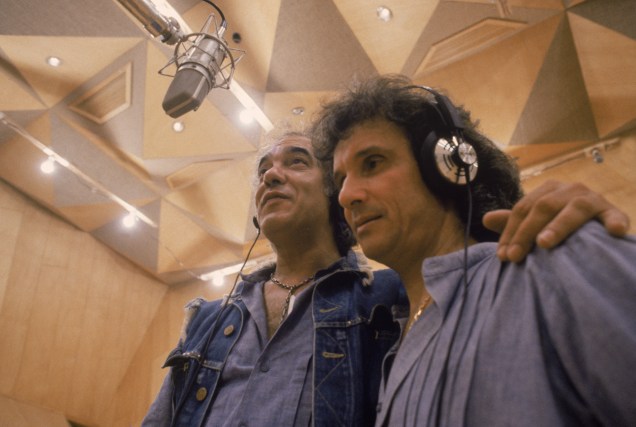 Erasmo Carlos e Roberto Carlos, durante gravação, em 1985.
