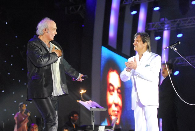 Roberto Carlos recebe Erasmo Carlos, no Especial de 50 anos de carreira. 2015.