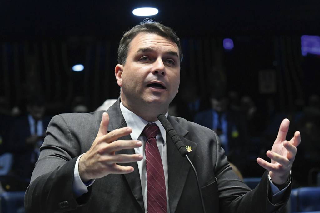 O post de Flávio citado por Alexandre de Moraes para mandar prender Bolsonaro