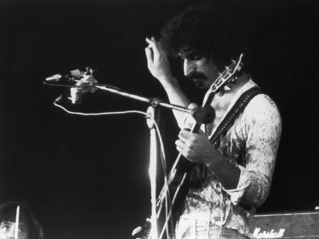 Músico e vocalista americano Frank Zappa durante show, em 15/09/1972.
