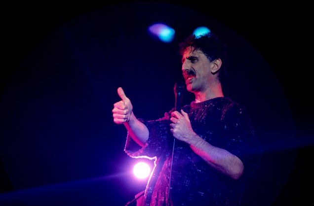 Músico e vocalista Frank Zappa, durante show em Madri, Espanha, 1988.