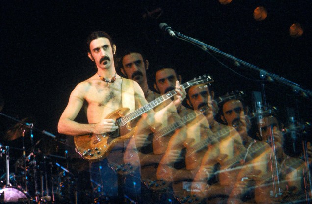 Músico e vocalista americano Frank Zappa, durante apresentação, nos anos 70.