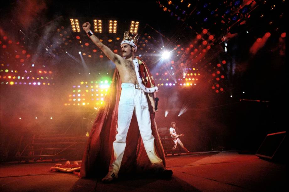 O vocalista Freddie Mercury, da Banda Queen em show no Wembley Stadium, Londres, 1986.