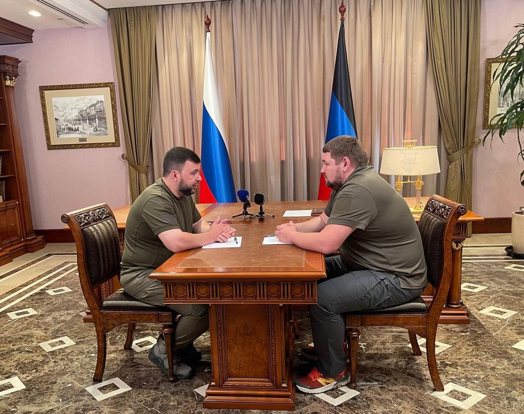 Volodymyr Bandura, na direita, em encontro com o líder da autoproclamada República Popular de Donetsk, região separatista pró-Rússia no leste ucraniano, Denis Pushilin. 14/06/2022