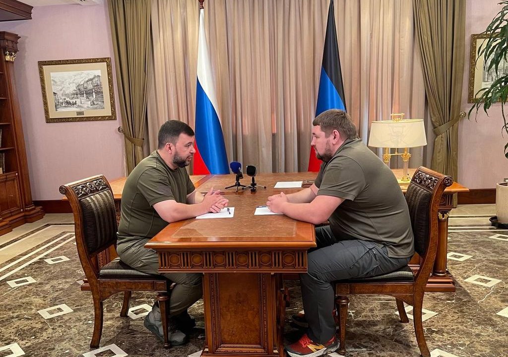 Volodymyr Bandura, na direita, em encontro com o líder da autoproclamada República Popular de Donetsk, região separatista pró-Rússia no leste ucraniano, Denis Pushilin. 14/06/2022