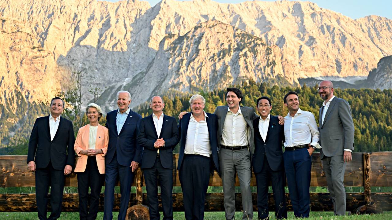OS ALIADOS - Líderes do G7: sorridentes, arrumados (menos Johnson, no centro) e preocupados -
