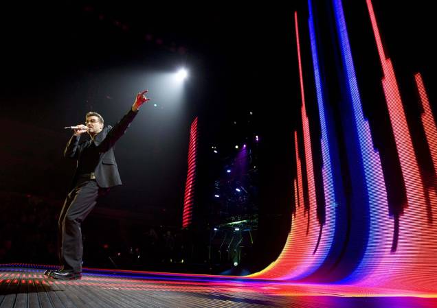Cantor inglês George Michael durante show na San Diego Sports Arena, em  San Diego, Califórnia, 2008.