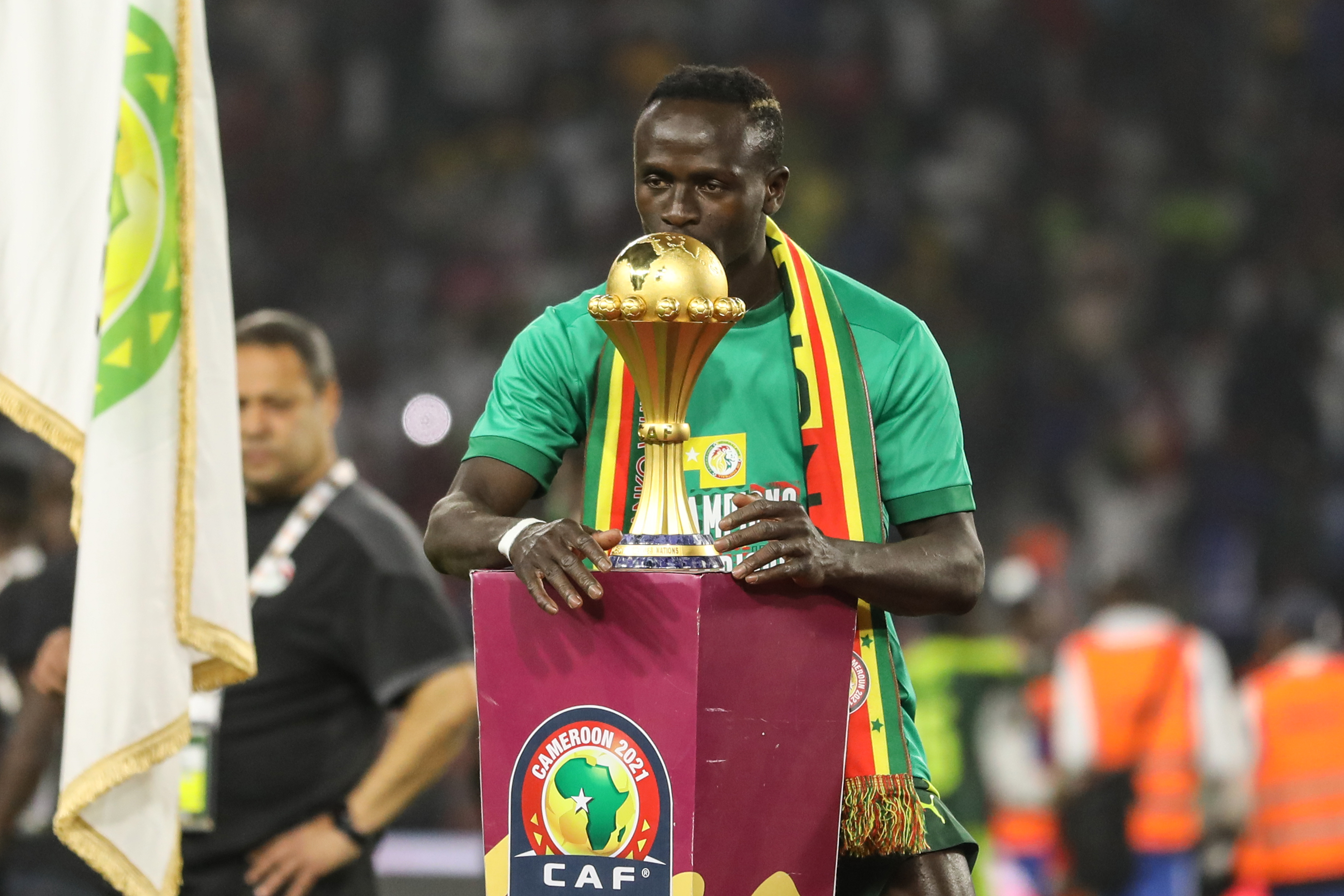 Sadio Mané com a taça da Copa das Nações Africanas de 2022