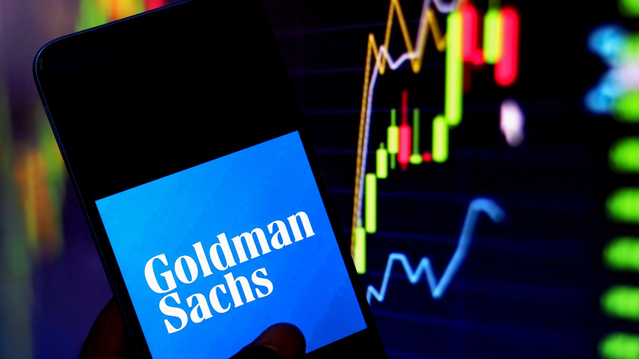 Logotipo da Goldman Sachs é exibido na tela de um smartphone -