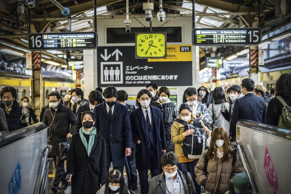GettyImages-1239285983.jpg É CULTURAL - Transporte público no Japão: as máscaras estão por toda a parte -