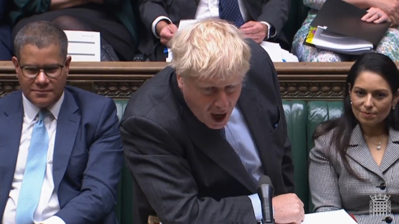 Boris Johnson fala aos parlamentares na Câmara dos Comuns nesta quarta-feira, 15