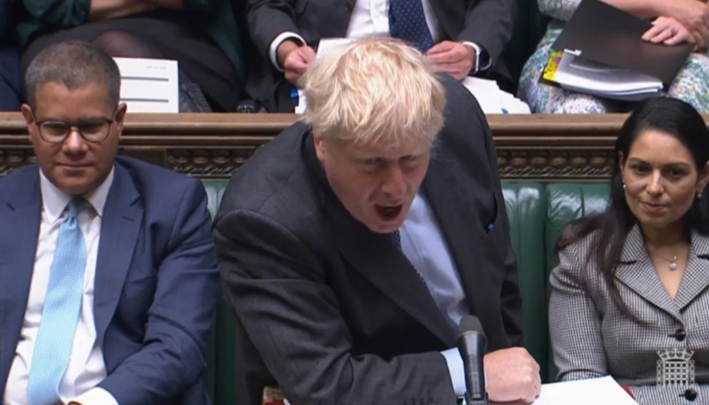 Boris Johnson fala aos parlamentares na Câmara dos Comuns nesta quarta-feira, 15