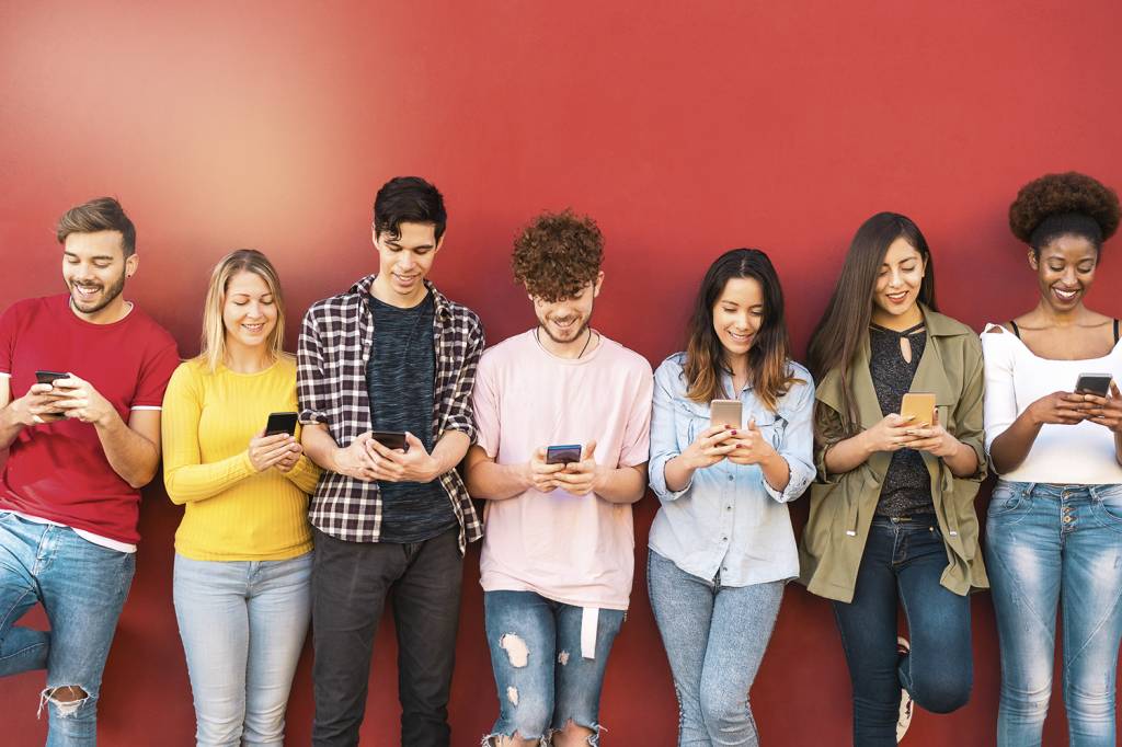 VÍCIO - Jovens com celulares: aparelhos se tornaram onipresentes para as novas gerações -
