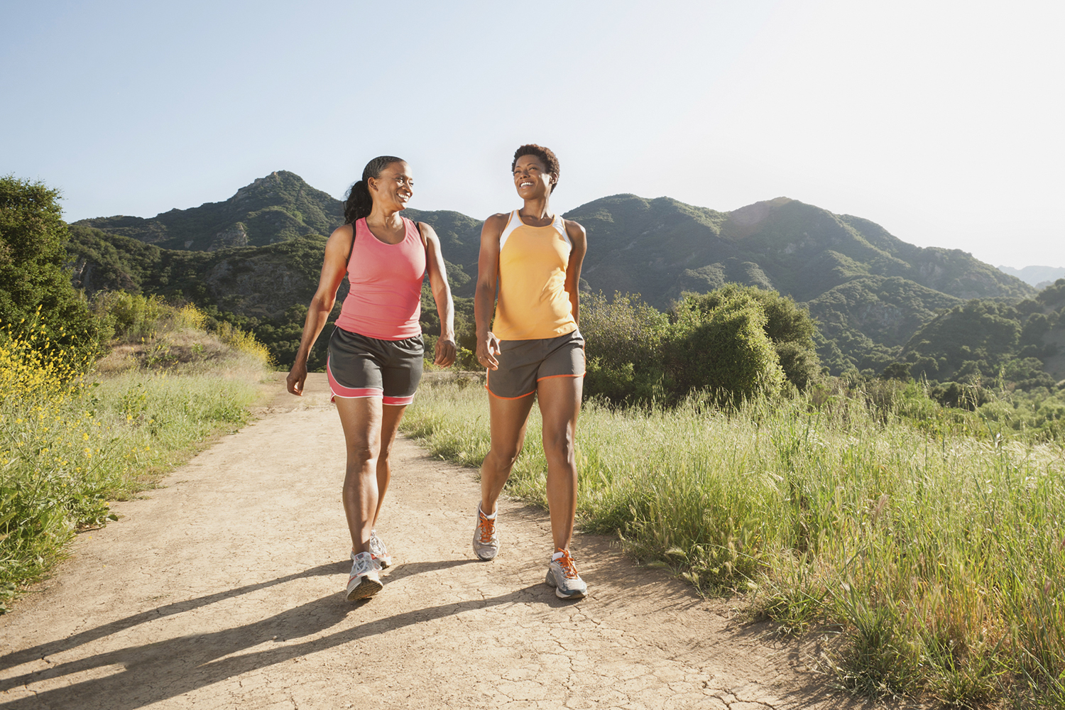 AÇÃO - Caminhada: exercício é uma boa arma contra o desconforto causado pela lombalgia -