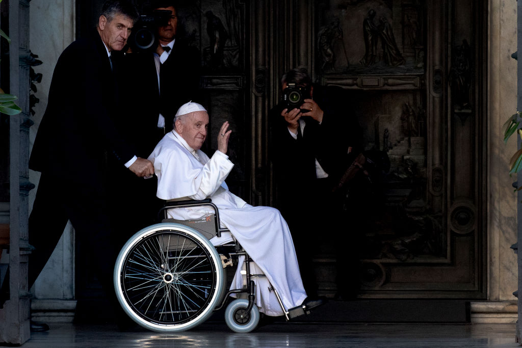 Papa Francisco é conduzido em cadeira de rodas