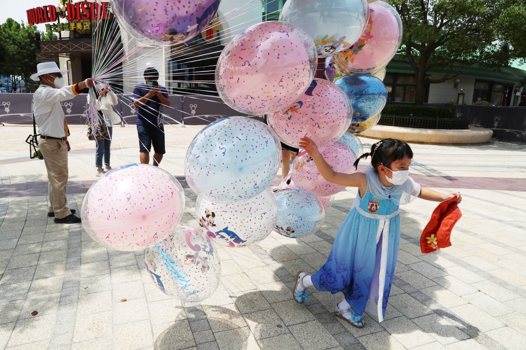 Disneylândia de Shanghai reabre, China reduz medidas preventivas da Covid-19