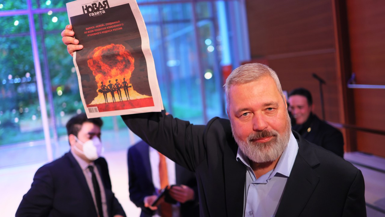 Vencedor do Nobel da Paz em 2021, Dmitry Muratov mostra o jornal Novaya Gazeta durante premiação