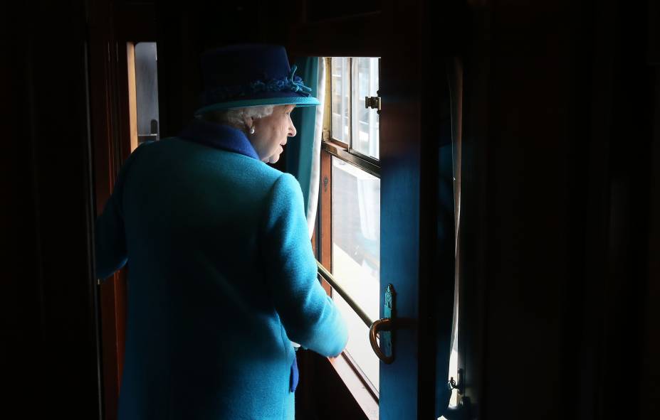 A rainha Elizabeth II viaja em um trem `a vapor para inaugurar uma nova ferrovia, em Tweedbank, Inglaterra. 09/09/2015 .