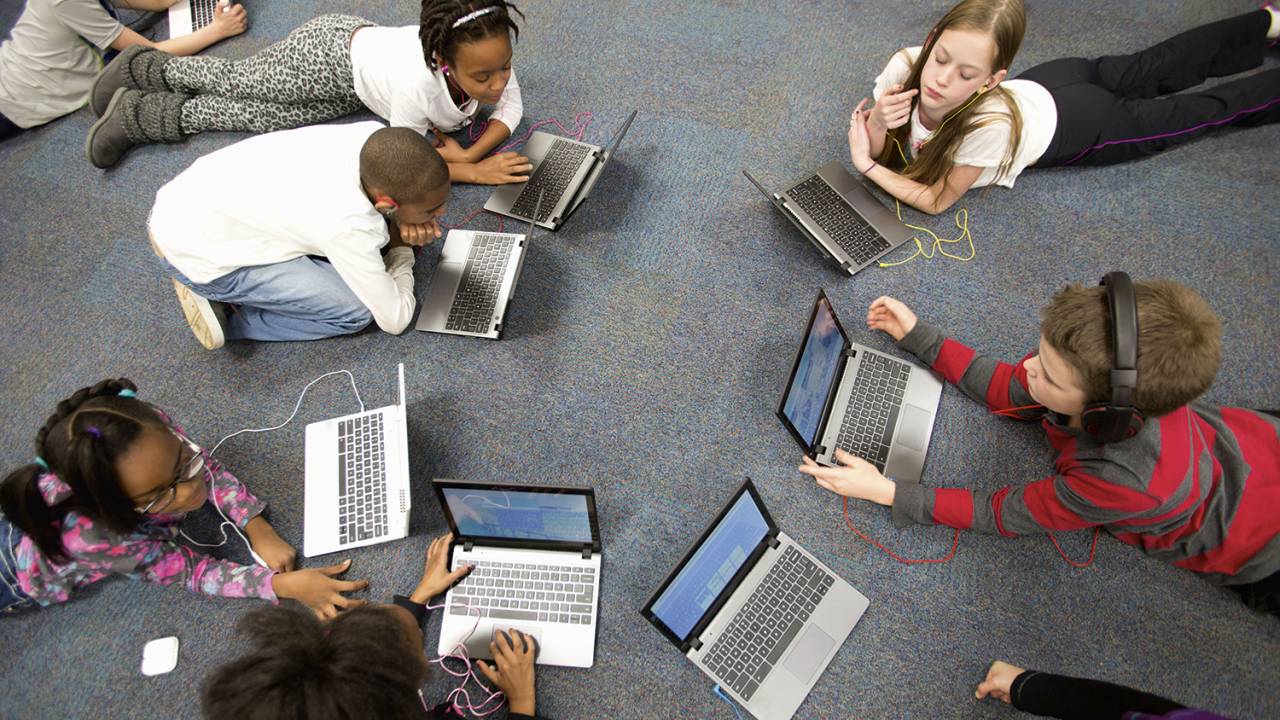 CONECTADOS - Na tela: trabalho e ensino remotos aumentaram as vendas de notebooks -