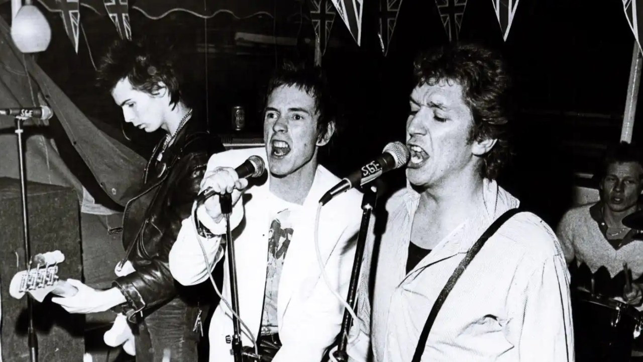 A banda Sex Pistols canta 'God Save The Queen' em um barco durante o jubileu da rainha Elizabeth II