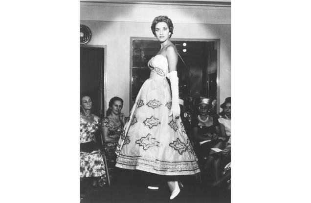 A atriz e modelo Ilka Soares, durante desfile para a Casa Canadá, final dos anos 50.
