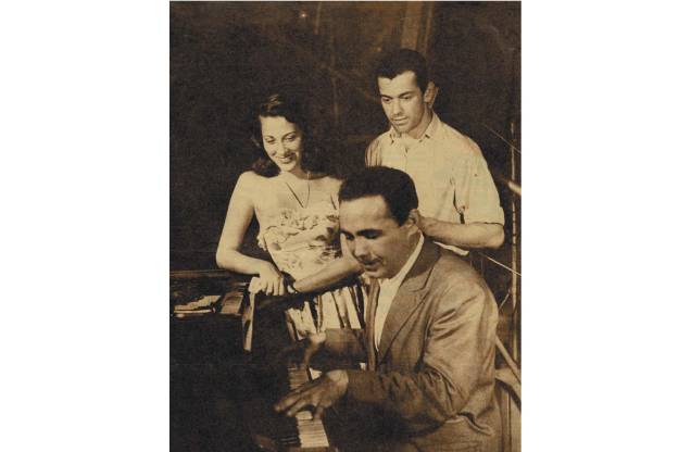 A atriz e modelo Ilka Soares, Humberto Teixeira, político e advogado ao piano, Anselmo Duarte, ator, Rio de Janeiro, início dos anos 60.