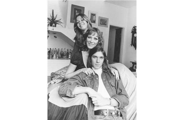 A atriz e modelo Ilka Soares,com dois de seus três filhos, em sua residência, anos 70.