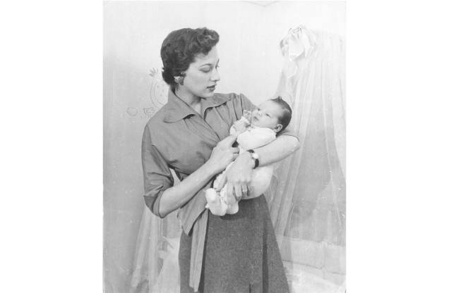 A atriz e modelo Ilka Soares com seu filho, anos 60.
