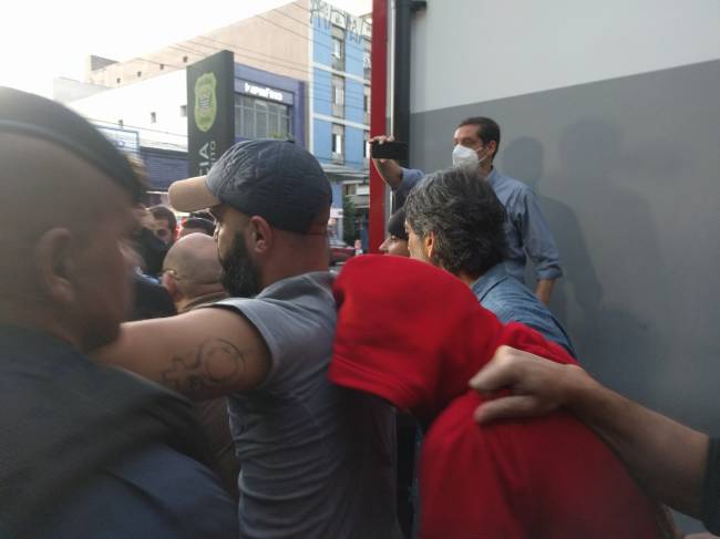 O suspeito Gabriel Pereira Dantas na saída do 77° DP, em São paulo, preso após admitir participar dos assassinatos de Bruno Pereira e Dom Phillips