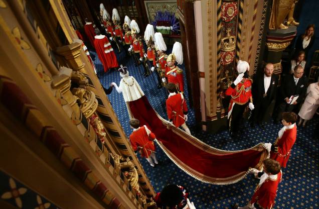 A Rainha Elizabeth II da Grã-Bretanha e o Príncipe Philip, Duque de Edimburgo passam pela Galeria Real durante a Abertura Estadual do Parlamento na Câmara dos Lordes no Palácio de Westminster, em Londres, em 04/05/2014.