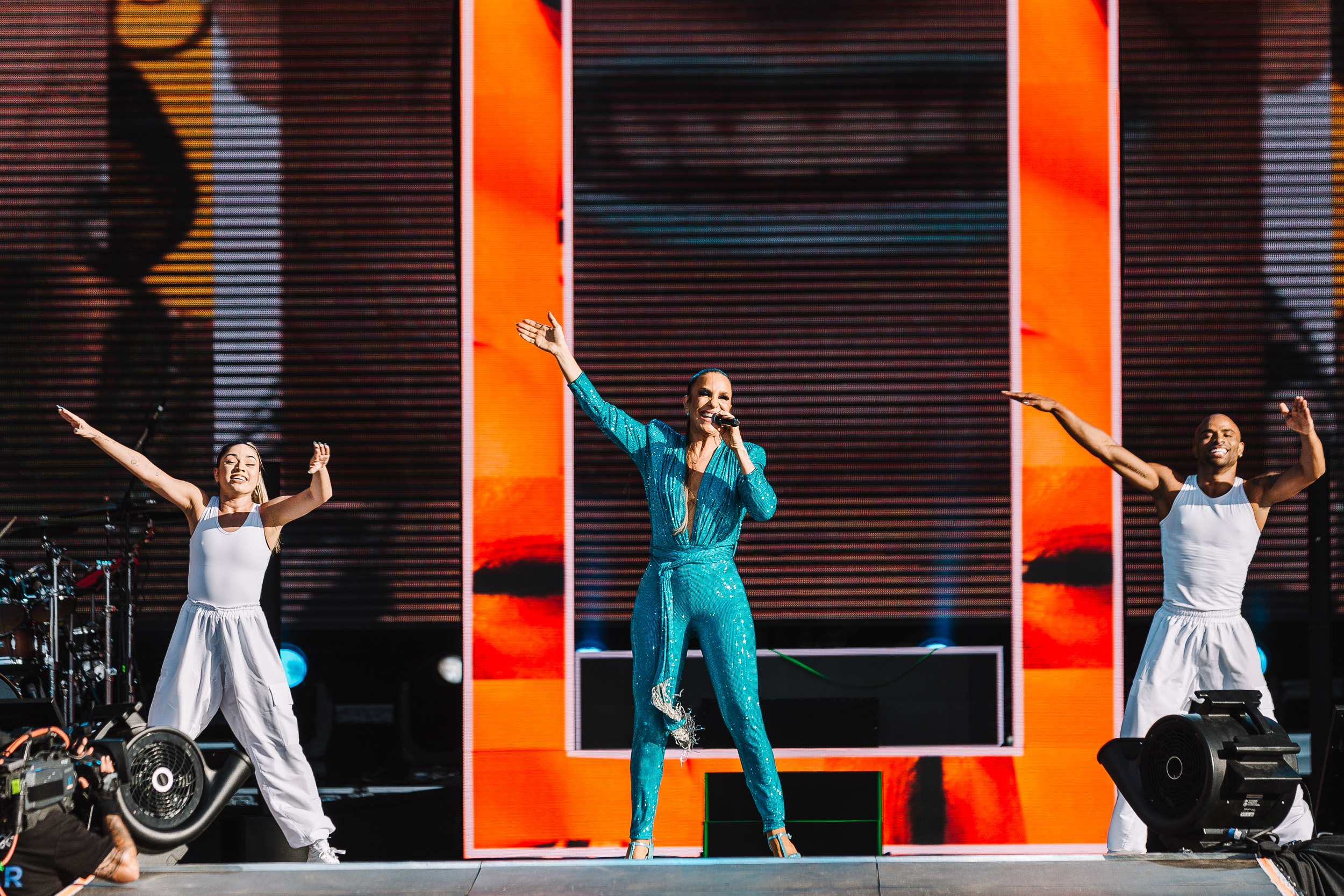 Ivete Sangalo posa com Jota Quest nos bastidores do Rock in Rio