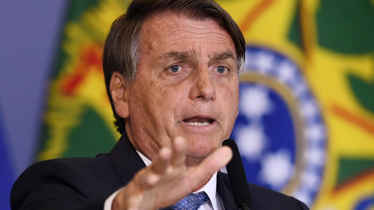Jair Bolsonaro, nos Estados Unidos: diz a brasileiros radicados na Flórida que se orgulha de ter sido "talvez o único chefe de estado no mundo contra o lockdown" na pandemia e que não obrigou ninguém a tomar vacina