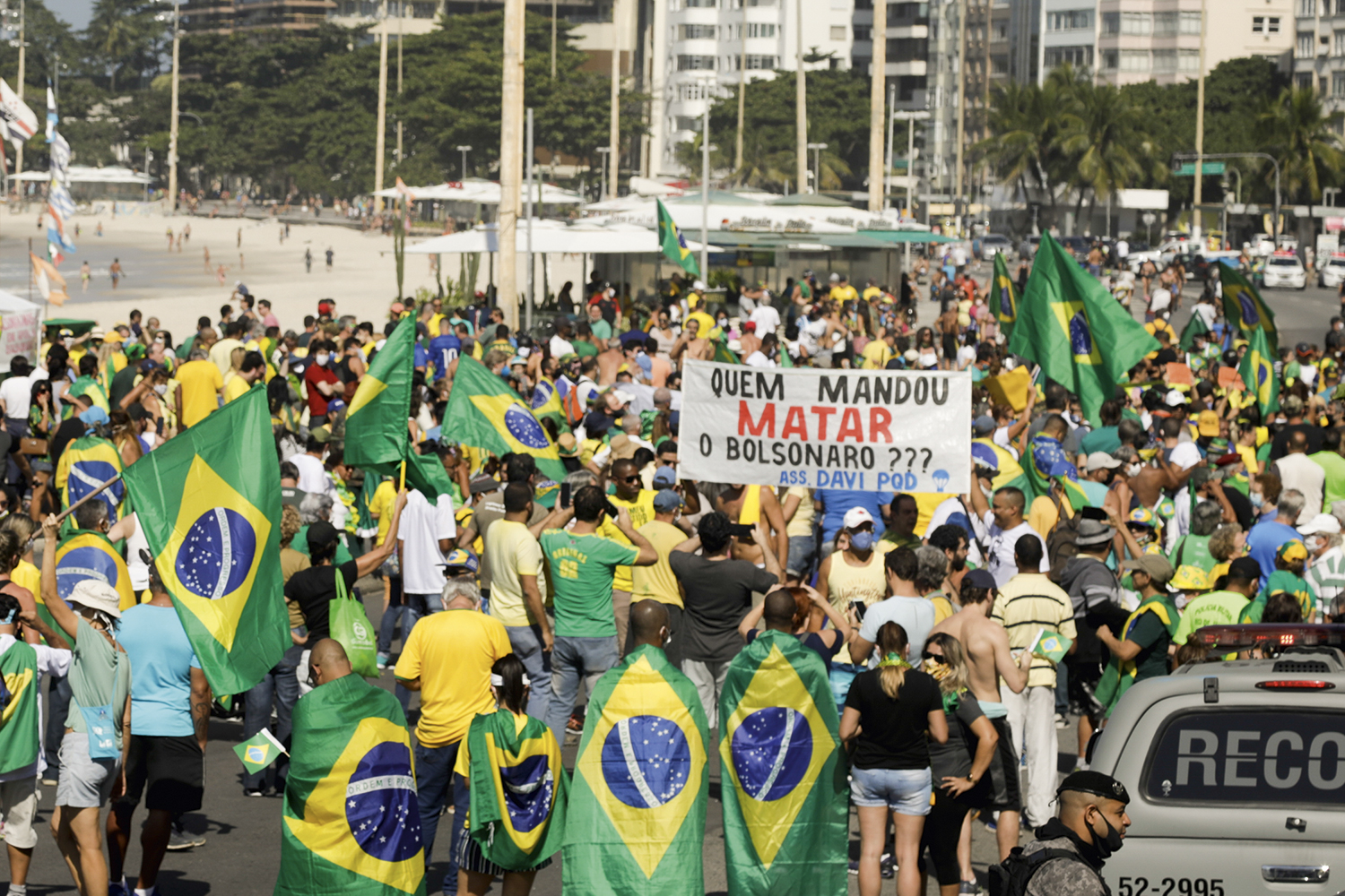 MANDANTE - Manifestantes pró-governo em Copacabana: faixa pede continuidade das investigações sobre atentado -