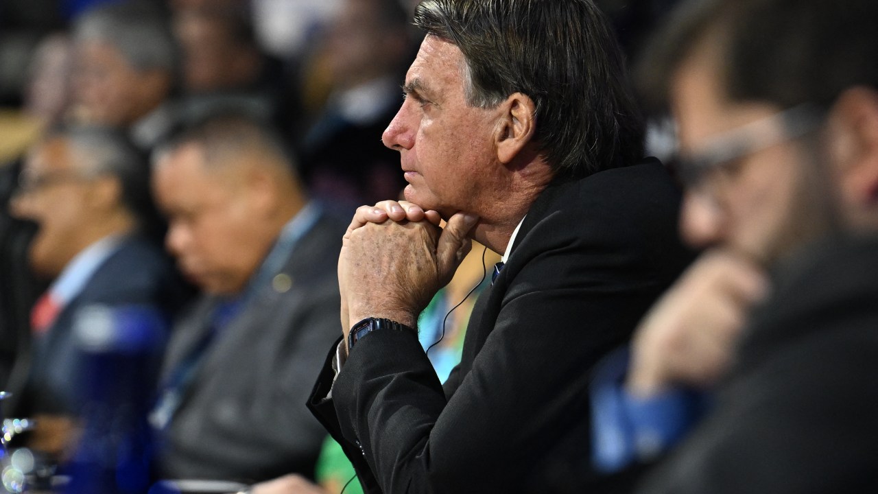 President of Brazil Jair Bolsonaro (C) listens during a plenary session of the 9th Summit of the Americas in Los Angeles, California, June 9, 2022. (Photo by Jim WATSON / AFP)