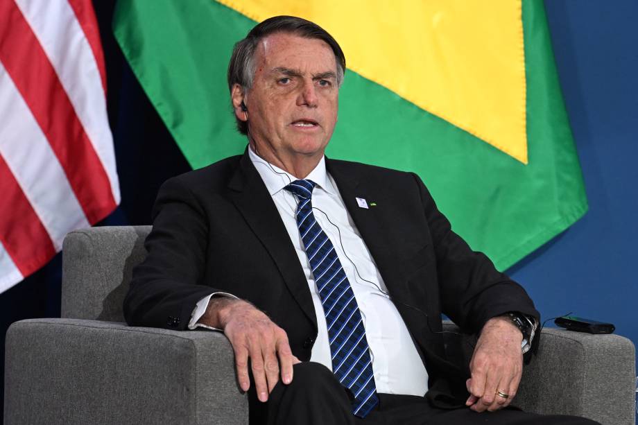 O Presidente Jair Bolsonaro, ouve o Presidente americano Joe Biden, durante encontro na IX Cúpula das Américas, em Los Angeles, Califórnia, 09/06/2022.