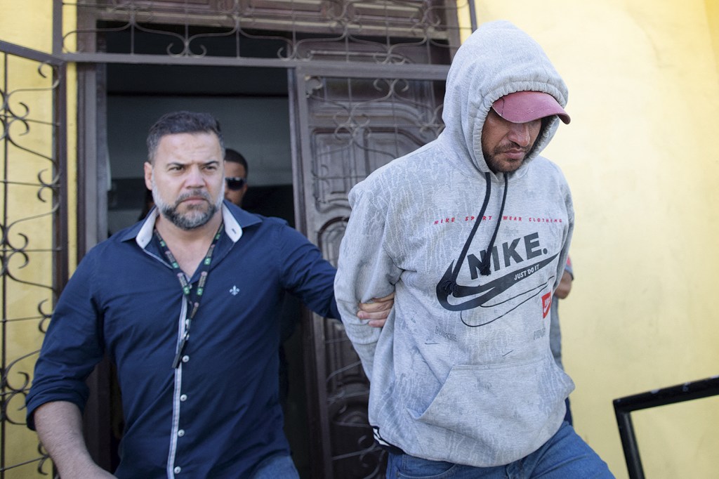MAIS UM - Investigação: policial conduz Jeferson da Silva Lima, terceiro suspeito preso por duplo assassinato na Amazônia -
