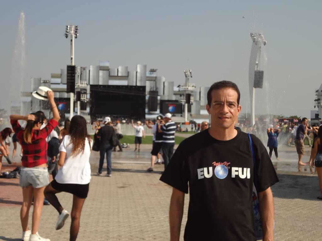 LEO CRUZ NO BRASIL EM 2011 5 O fã número 1 na edição do Rio de Janeiro, em 2011: chega na hora que os portões abre e só vai embora após o último show