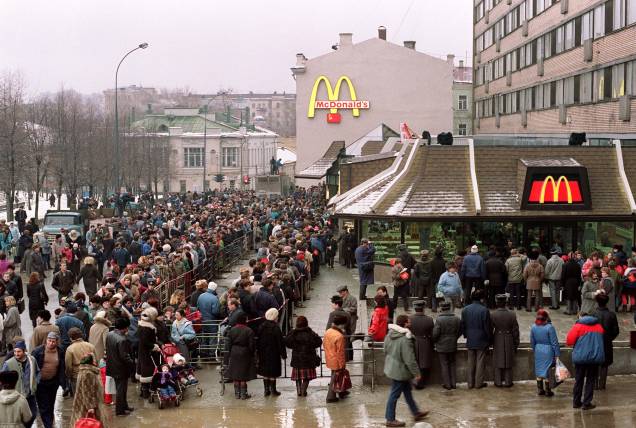 Foto de Arquivo de 31/01/1990, clientes soviéticos estão na fila do lado de fora do recém-inaugurado primeiro McDonald's da União Soviética na Praça Pushkin de Moscou.
