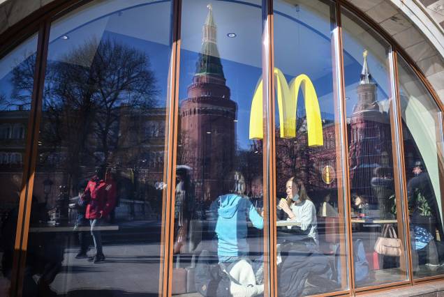 10/03/2022- As pessoas almoçam em um restaurante McDonald's ao lado do Kremlin em Moscou. 10/03/2022- As pessoas almoçam em um restaurante McDonald's ao lado do Kremlin em Moscou.