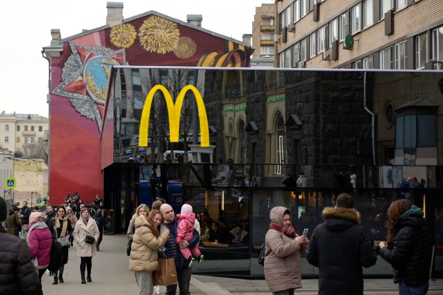 13/03/2022, pessoas tiram fotos em frente ao restaurante principal do McDonald's na Praça Pushkinskaya - o primeiro da cadeia inaugurada na URSS, no centro de Moscou.