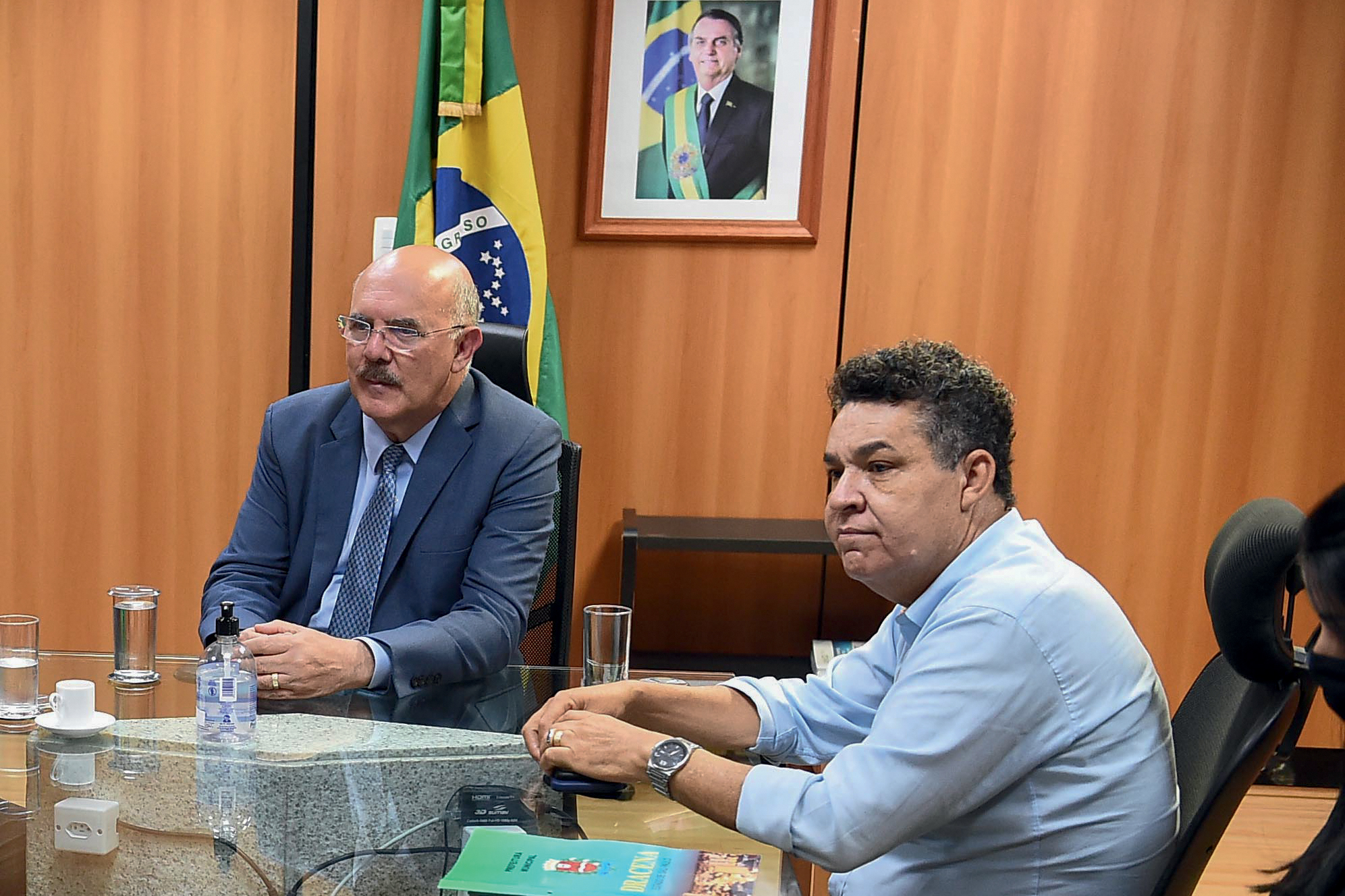 SACOLINHA - O ex-ministro Ribeiro e o pastor Arilton Moura: suspeita de parceria financeira em nome da igreja -