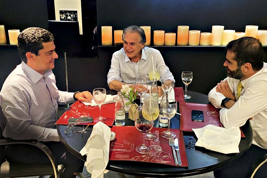 “HIPÓTESE” - Luciano Bivar (no centro): suposto plano para renunciar às vésperas da eleição em favor de Sergio Moro -