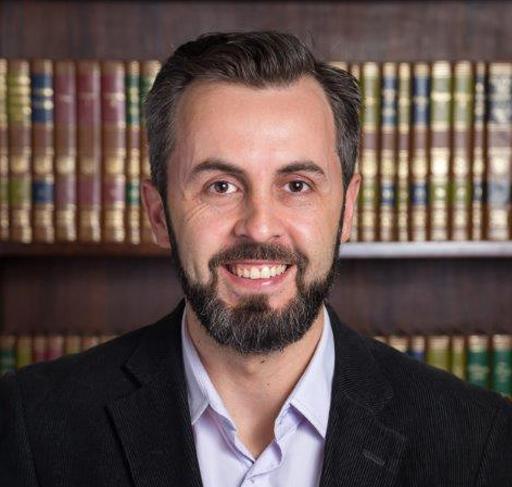 O psicólogo Matheus Vieira fala sobre monogamia, traição e a idealização dos contos de fada
