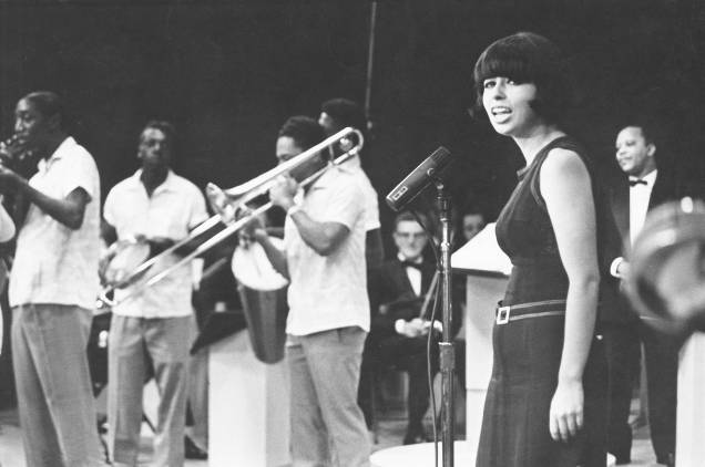 Cantora Nara Leão, se apresentando, anos 60.