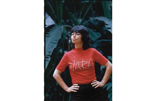 Cantora Nara Leão, em sua residência no Rio de Janeiro, 1984.